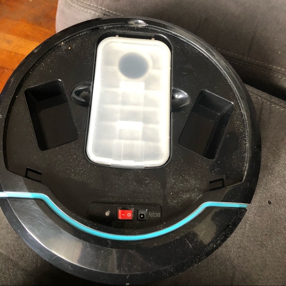 Clean robot , uses batteries maybe used it about once . - Picture 3 of 4